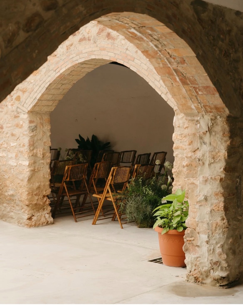 Arco de piedra rústica y sillas de bambú para ceremonias en El Pueblo by Bonho