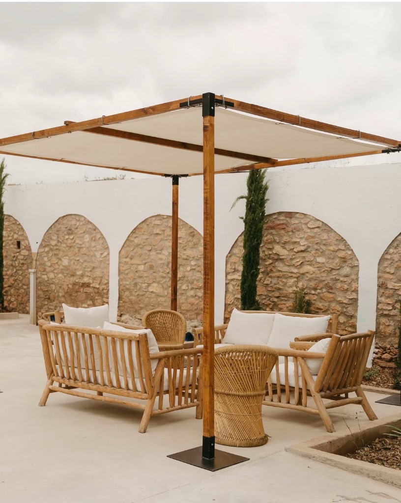 Zona chill-out y lounge bajo pergolas de madera en El Pueblo by Bonho
