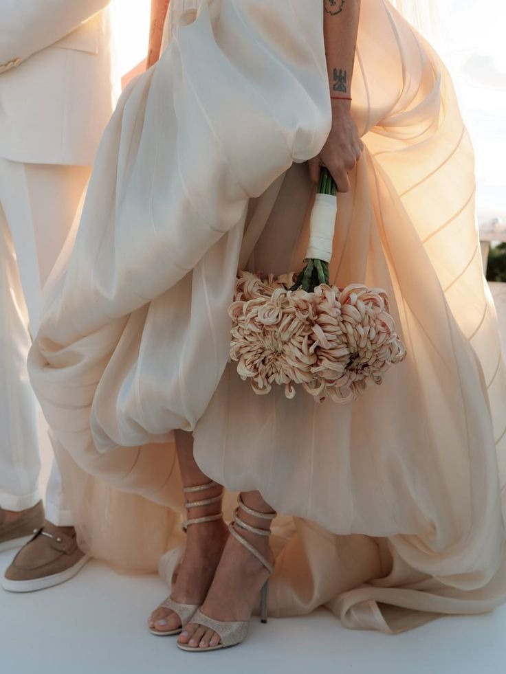 Ramo de novia con crisantemos en tono champagne