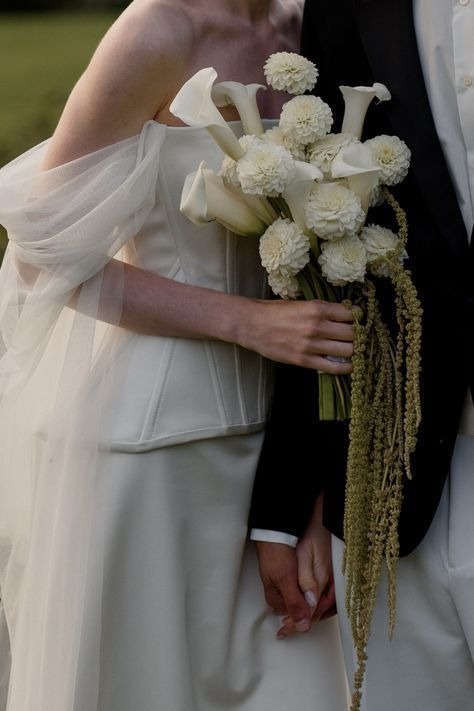 Ramo de novia con dalias blancas, calas y amaranto