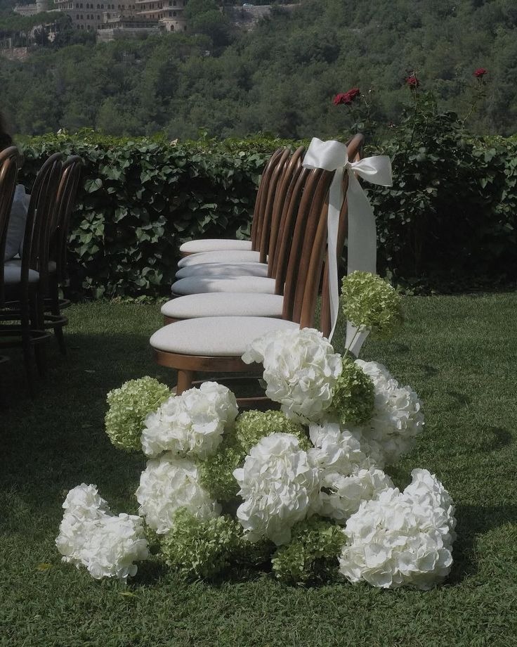 Arreglo de hortensias blancas y verdes decorando las sillas de la ceremonia