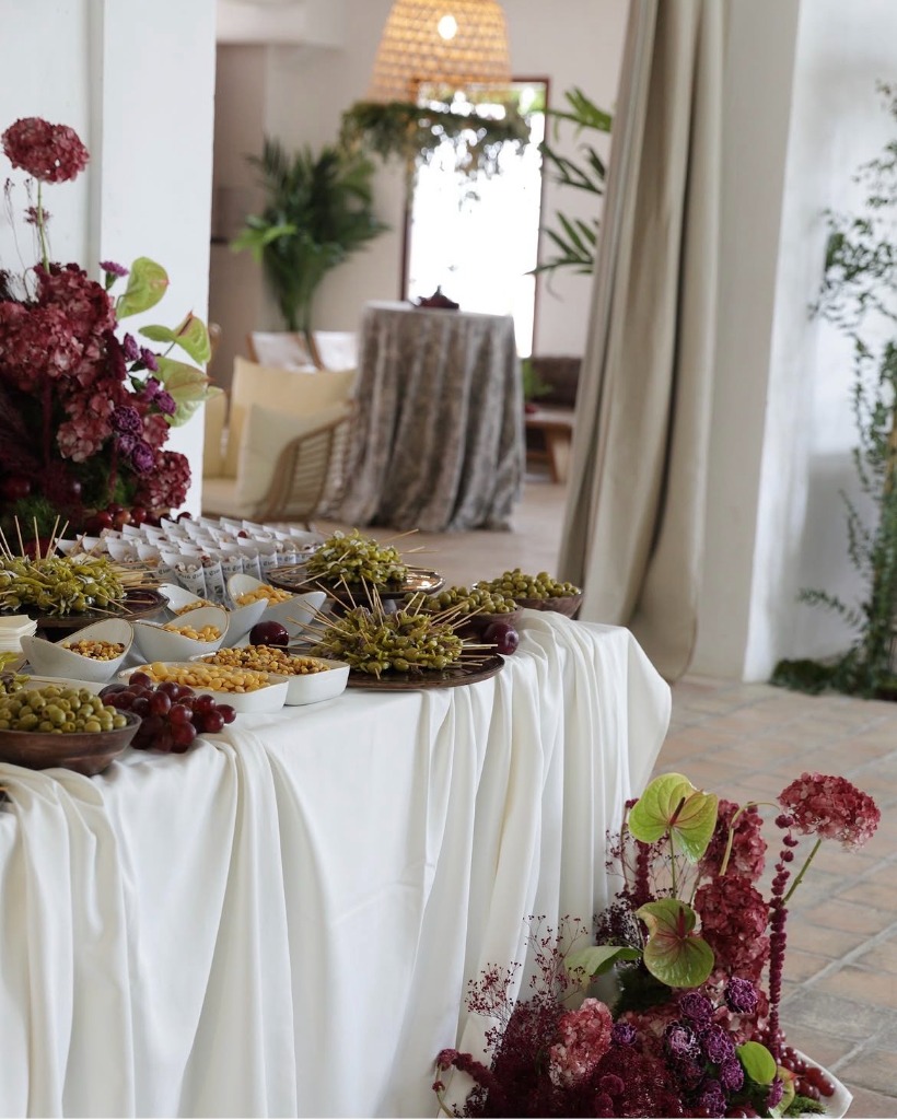 Mesa de aperitivos y gastronomía en Huerto Montesinos