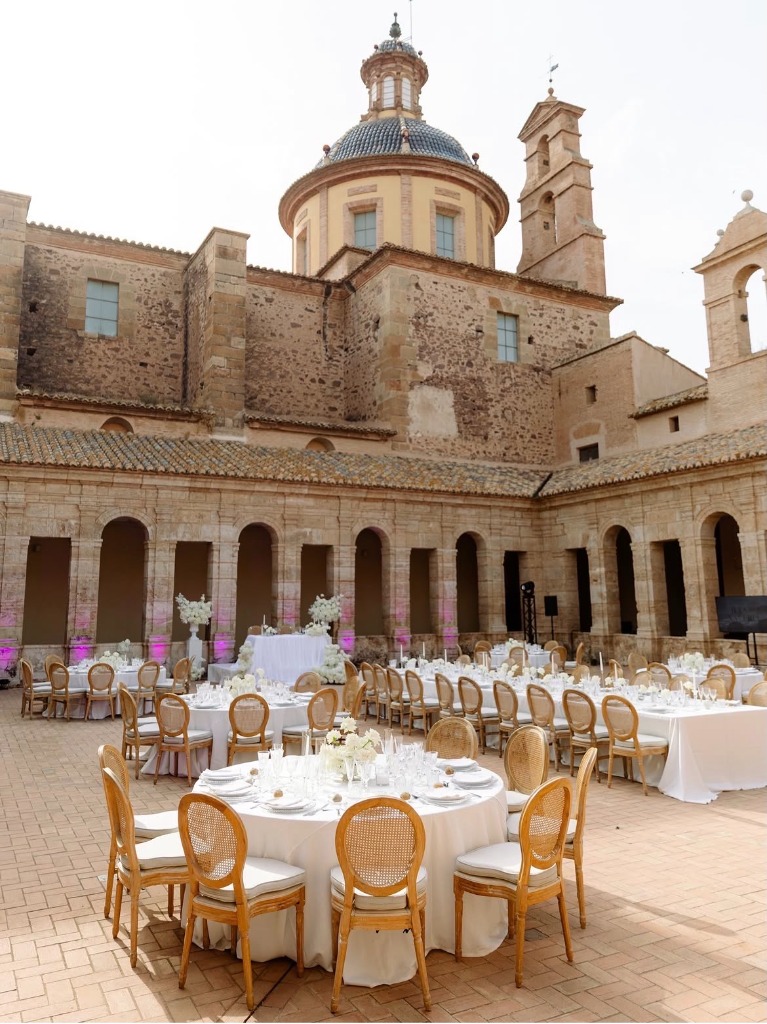 Patio del monasterio con cúpula e iglesia de fondo en La Cartuja de Ara Christi