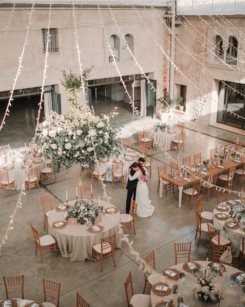 Patio interior porticado e iluminación cálida con novios en Mas de Alzedo