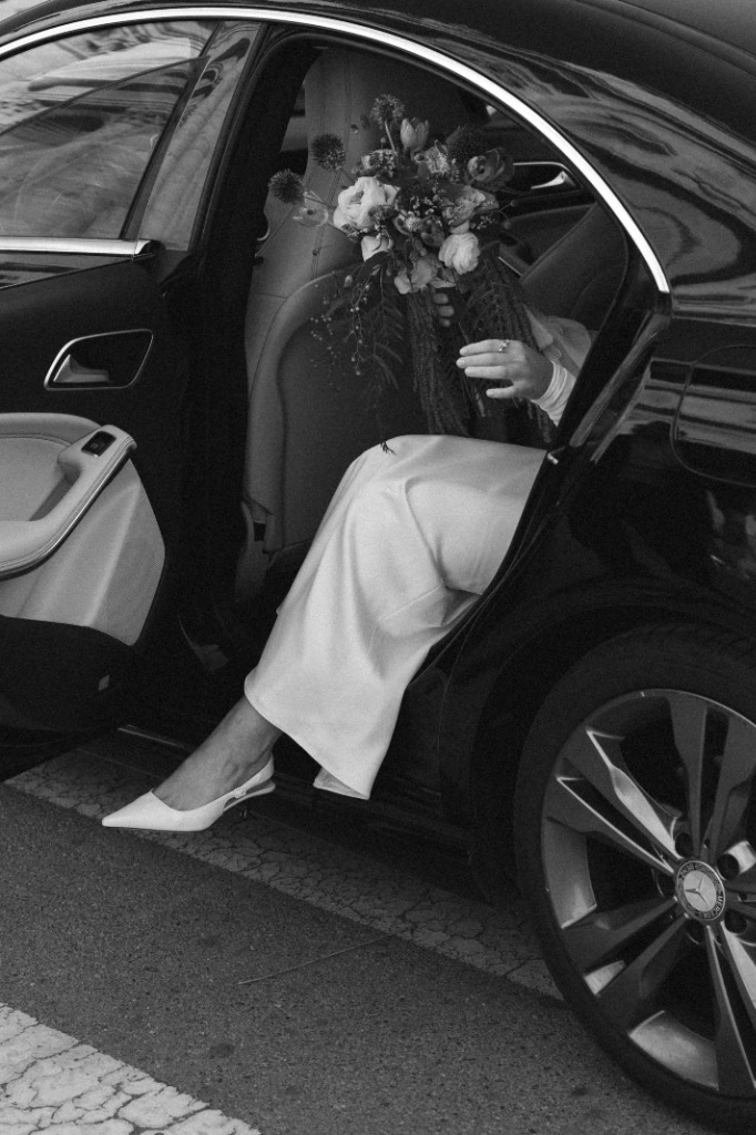 Llegada de la novia en coche nupcial