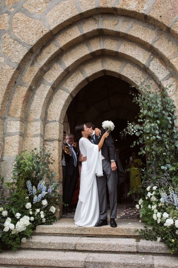Salida de los novios de la iglesia entre felicitaciones y flores