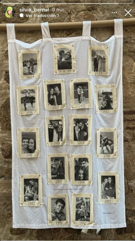 Seating plan en tela con fotos polaroid de la trayectoria de los novios