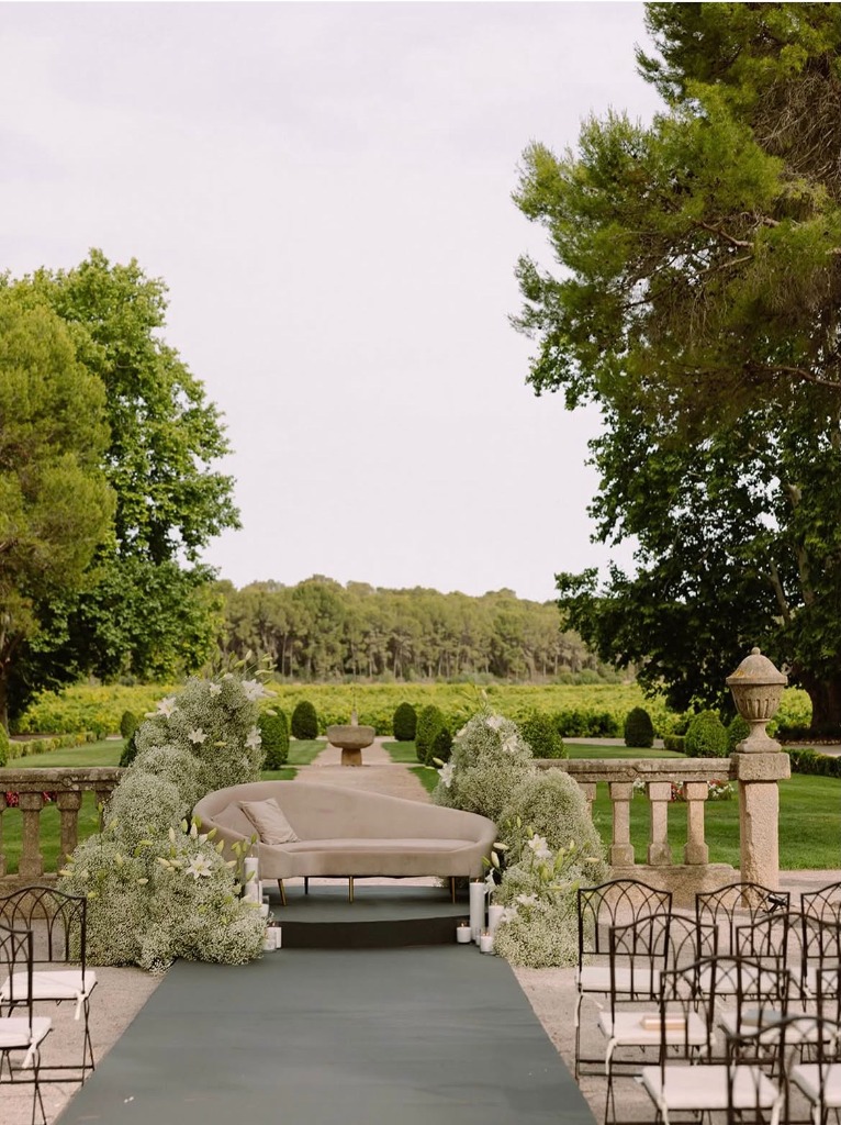 Espacio de ceremonia con sofá señorial y arcos de paniculata en Vallesa de Mandor