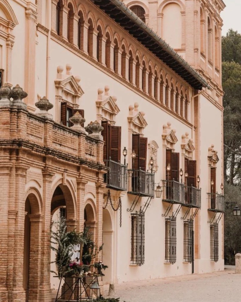 Fachada de arcos y balcones señoriales de Vallesa de Mandor