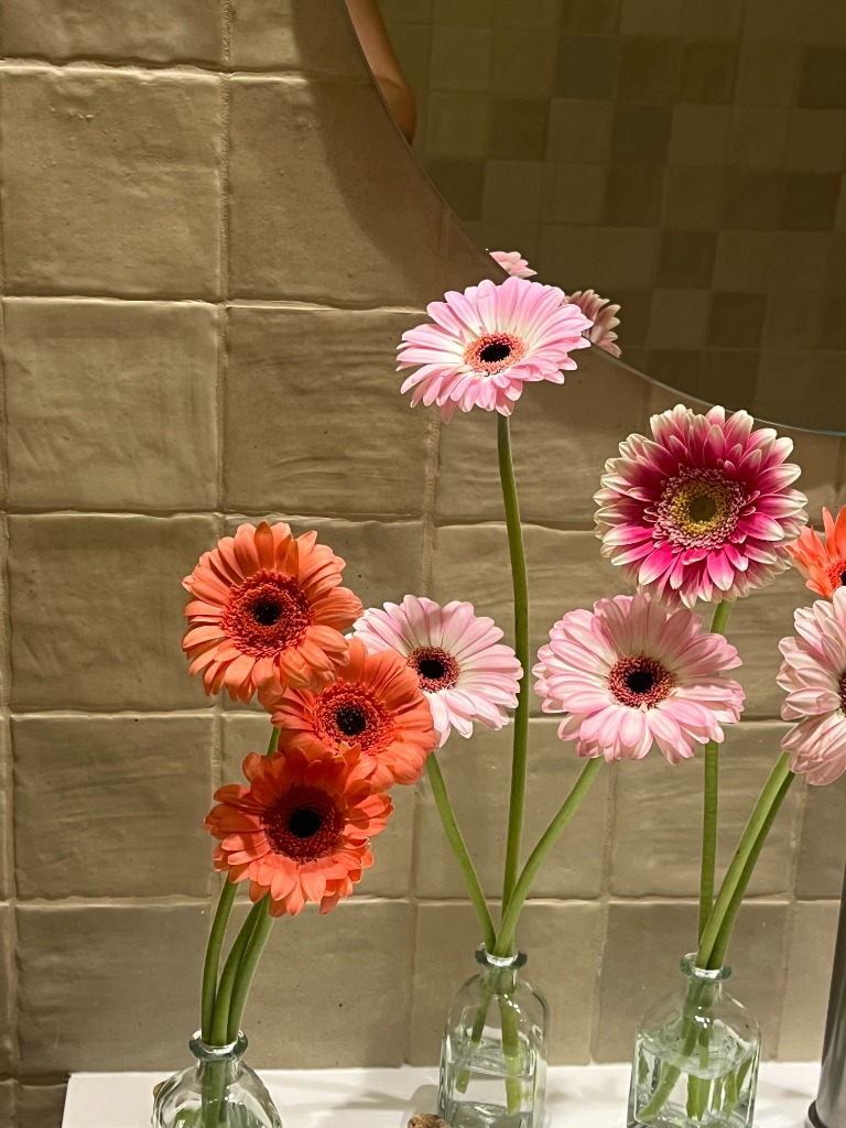Jarrones con flores silvestres